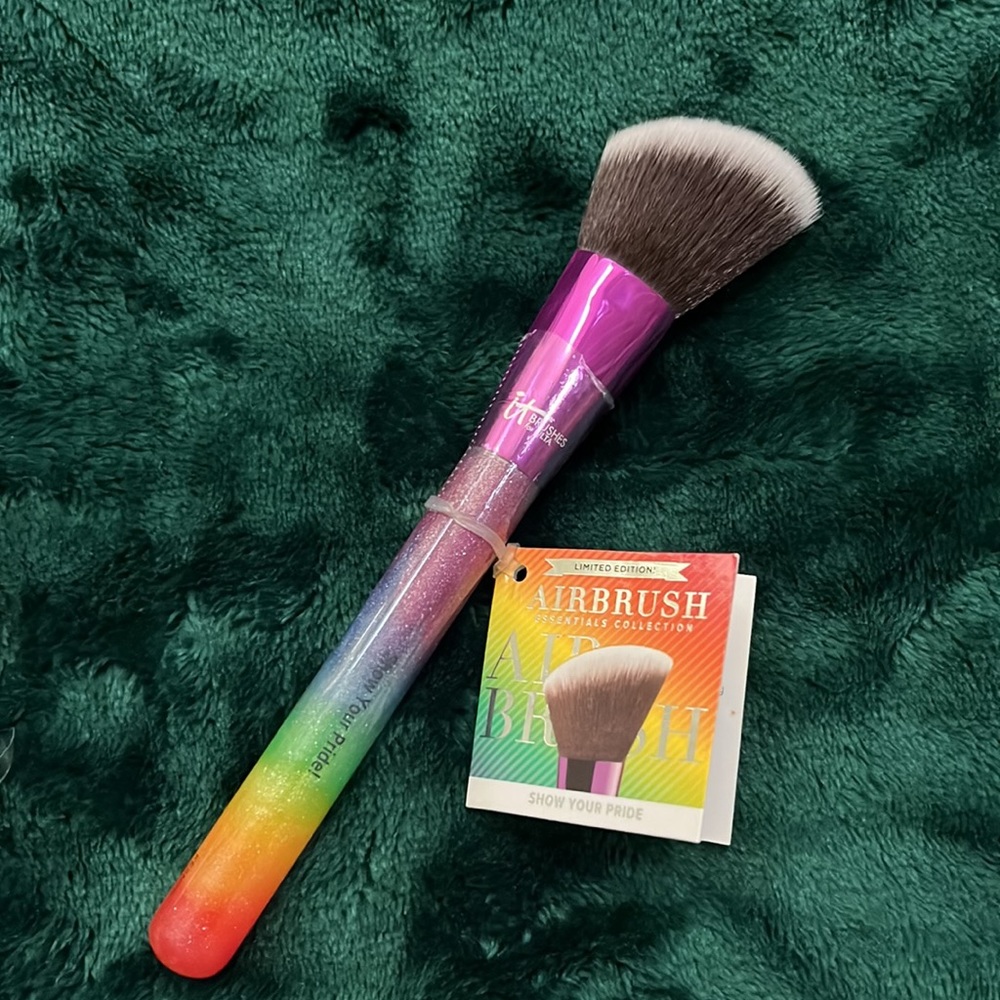 NWT IT makeup brush